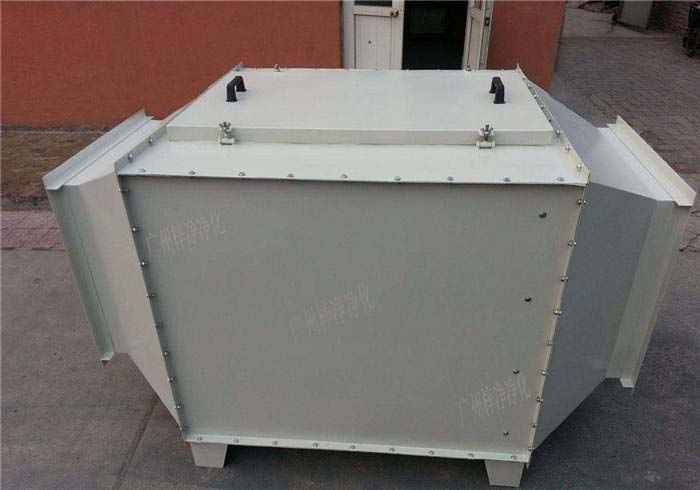 空氣過濾箱內(nèi)部結(jié)構(gòu)裝的初效空氣過濾器,高效空氣過濾器,風(fēng)機組合而成。 空氣過濾箱內(nèi)部結(jié)構(gòu)裝的初效空氣過濾器,高效空氣過濾器,風(fēng)機組合而成。