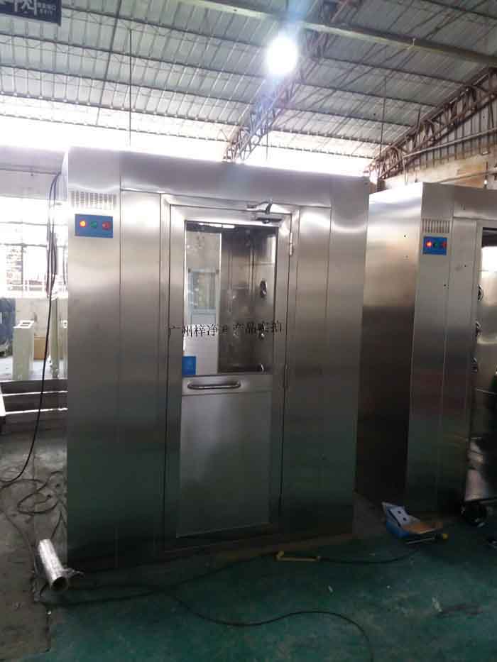 風(fēng)淋室應(yīng)配備高效過濾器,確保過濾效率達(dá)到行業(yè)要求。 風(fēng)淋室應(yīng)配備高效過濾器,確保過濾效率達(dá)到行業(yè)要求。