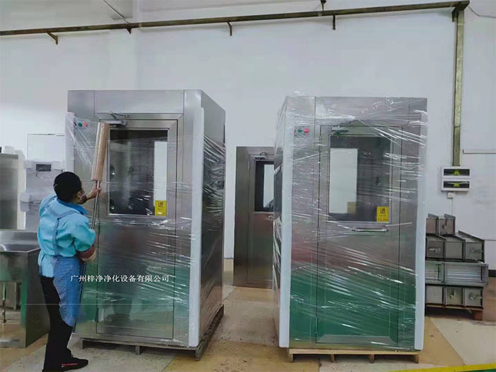 風淋室作為一種重要的潔凈室設備在運輸前，應對風淋室進行徹底的清潔和檢查，確保無損壞。