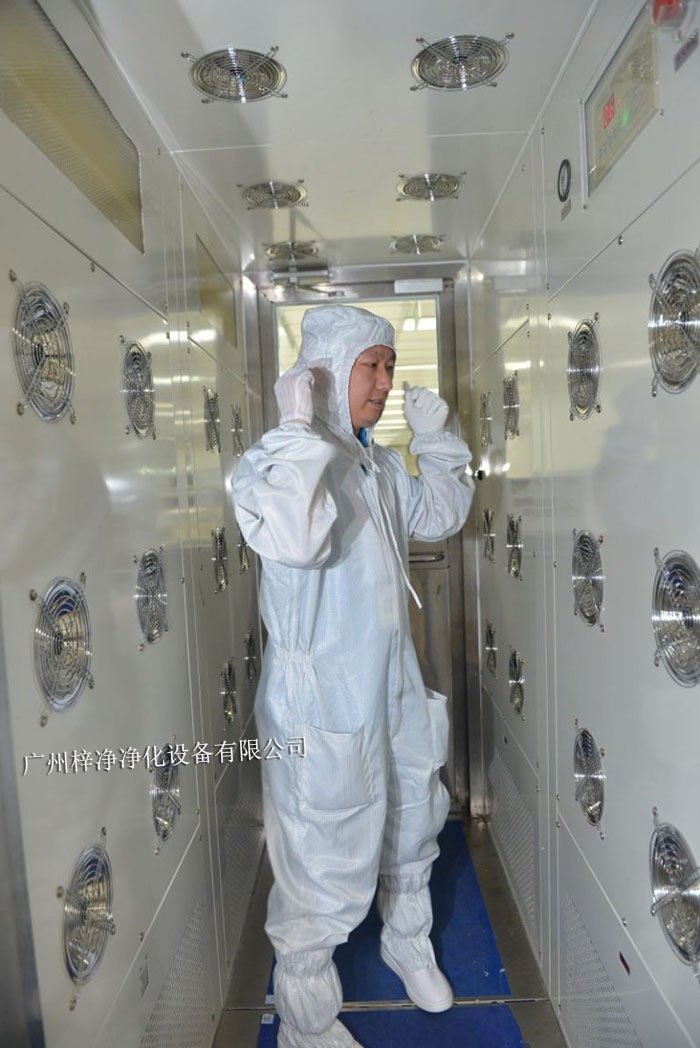 進入風淋室前,請確保穿著符合要求的潔凈服,包括帽子、口罩、鞋套等。 進入風淋室前,請確保穿著符合要求的潔凈服,包括帽子、口罩、鞋套等。