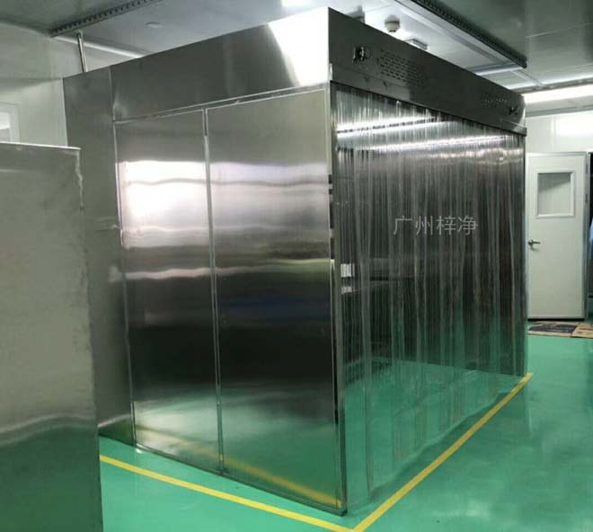 負壓稱量罩內空氣經(jīng)初效過濾器、由離心風機壓入靜壓箱,在經(jīng)高效過濾器后從氣流擴散送風單元出風面吹出,潔凈空氣以均勻的斷面風速流經(jīng)工作區(qū),從而形成高潔凈的工作環(huán)境。 負壓稱量罩內空氣經(jīng)初效過濾器、由離心風機壓入靜壓箱,在經(jīng)高效過濾器后從氣流擴散送風單元出風面吹出,潔凈空氣以均勻的斷面風速流經(jīng)工作區(qū),從而形成高潔凈的工作環(huán)境。