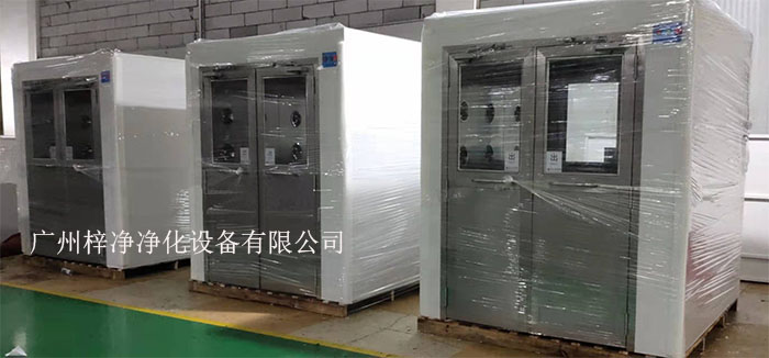 在潔凈室領(lǐng)域,風淋室作為一種關(guān)鍵的空氣凈化設(shè)備 在潔凈室領(lǐng)域,風淋室作為一種關(guān)鍵的空氣凈化設(shè)備