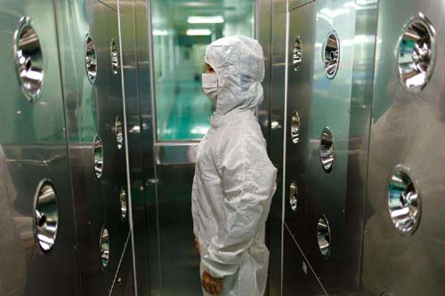 風(fēng)淋室工作原理是通過高速氣流的沖擊，有效清除進入潔凈室的人員、物料表面攜帶的塵埃和污染物。