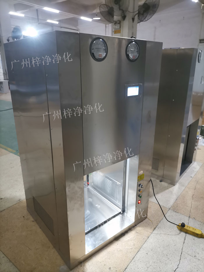 機器人機械臂傳遞窗是通過高精度的傳感器，實現機器人與傳遞窗的精準對接。