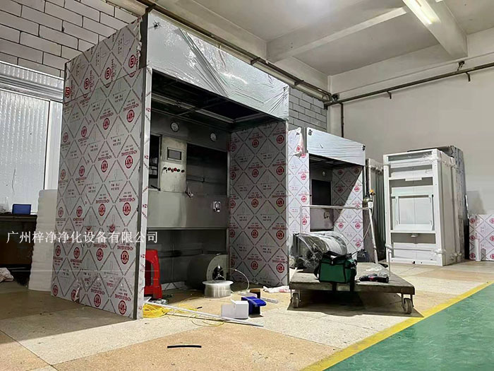 負(fù)壓稱(chēng)稱(chēng)量罩通過(guò)創(chuàng)造一個(gè)低氣壓的環(huán)境，防止生產(chǎn)過(guò)程中的粉塵、揮發(fā)物等有害物質(zhì)逸散到外界環(huán)境中，同時(shí)確保稱(chēng)量結(jié)果的準(zhǔn)確性。