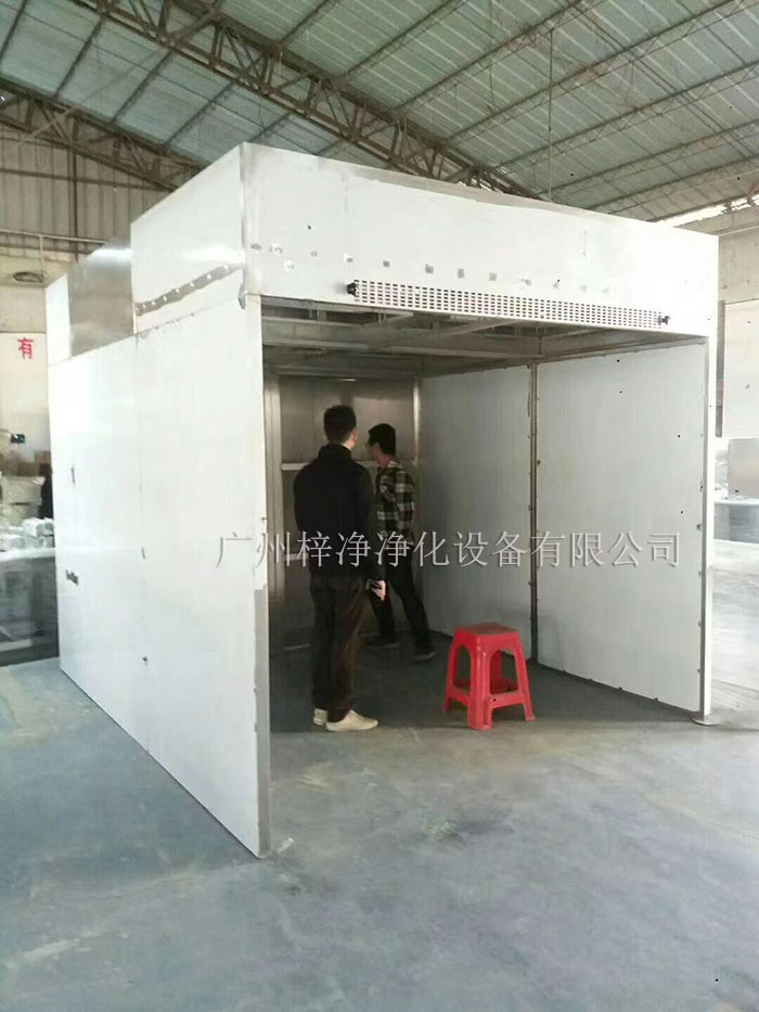 負(fù)壓稱(chēng)稱(chēng)量罩通過(guò)創(chuàng)造一個(gè)低氣壓的環(huán)境，防止生產(chǎn)過(guò)程中的粉塵、揮發(fā)物等有害物質(zhì)逸散到外界環(huán)境中，同時(shí)確保稱(chēng)量結(jié)果的準(zhǔn)確性。