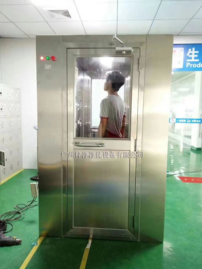 在使用前，應仔細檢查風淋室是否處于正常工作狀態(tài)，包括電氣系統(tǒng)、風機、風速、風淋室門等。