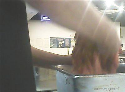 在開(kāi)餐前,烤肉店一名員工正徒手?jǐn)嚢枞馄?