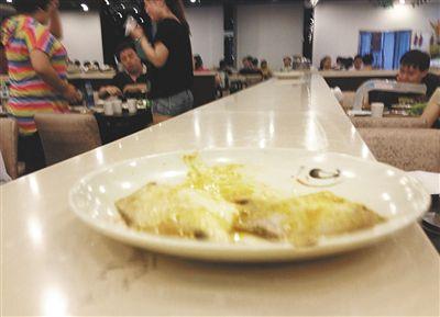 客人剩下的魚(yú),被擺在一旁的石臺(tái)上,它們隨后被送往后廚,繞一圈后再次出現(xiàn)在餐臺(tái)。